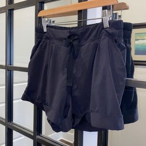 Lululemon spring break away black cuffed casual shorts!